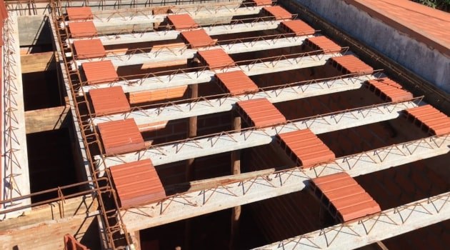 Laje treliçada com lajotas cerâmicas sendo montada na obra